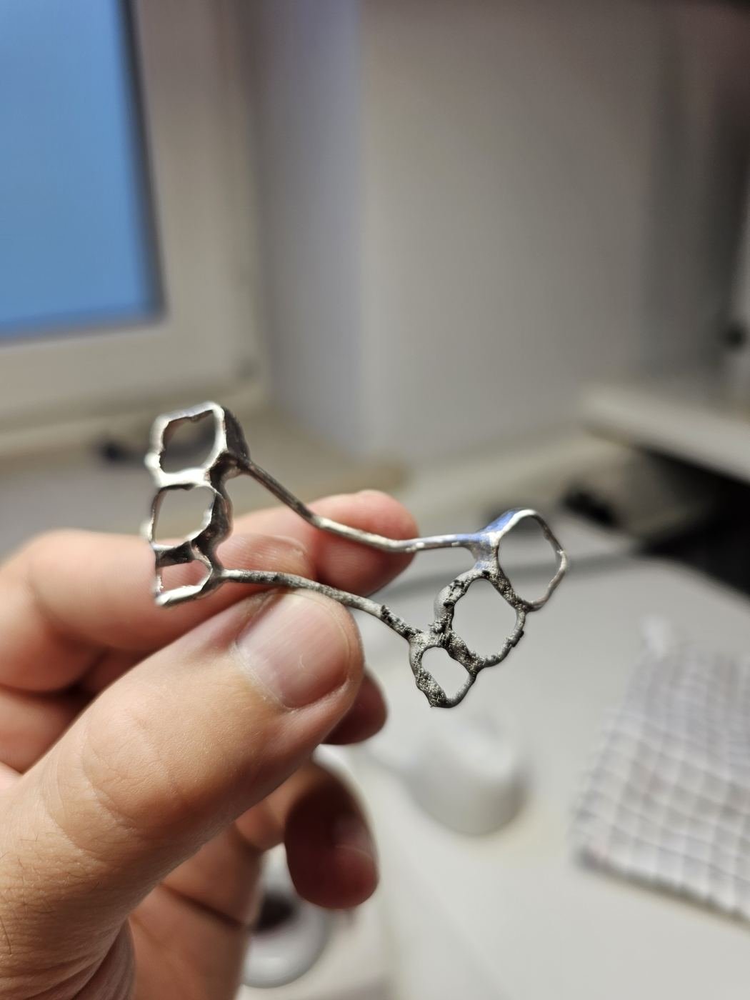 Structură metalică ținută în mână